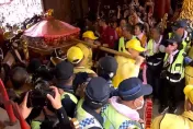 白沙屯媽祖/「粉紅超跑」進朝天宮爆肢體衝突　廟方挪通道與信眾推擠