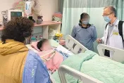 白沙屯媽祖/醫護捧衣物鑽轎底加持！彰化車禍姊姊聽「同學打氣錄音」開心笑了