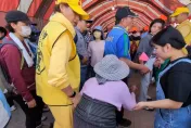 白沙屯媽祖/內藏洋蔥！9旬婦行動不便欲見「粉紅超跑」　鑼手、香燈腳牽手開路