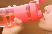 員工「下班前裝滿水壺」！慣老闆氣炸：公司資產不是這樣用的