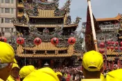 白沙屯媽祖/鼻酸！女兒過世前曾說「明年陪妳走」！母背遺照完成約定