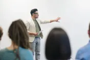 大學教「獸」假單身狂外遇！小五翻臉爆他「代寫論文」狂撈數百萬