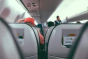 近在眼前！全機上最髒處曝光　空姐力勸「千萬別放東西進去」
