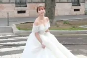 三上悠亞突PO婚紗照！　過馬路辣曬「超兇UU」畫面流出