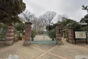 日本成人片商SOD又搞事！將小學校門當封面…曾仿DJ SODA性騷被罵到下架