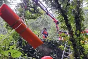 70歲翁汐止登山摔3米深溝　警消吊掛助脫困緊急送醫