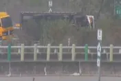 快訊/國4神岡交流道「大貨車側翻90度」！出動整排拖吊工程車救援