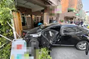 快訊/高雄前鎮嚴重車禍！轎車突失控撞民宅　燈桿盆栽路過騎士都遭殃