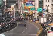 台北橋機車道塞翻！他騎車「直上汽車道」呼嘯　通勤族困車潮直呼羨慕
