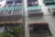 快訊/住戶嚇傻！新北三重醉男找無鑰匙　爬6樓雨遮回家踩空摔下慘死