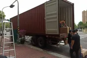 誇張！高雄貨櫃佔用「機車待轉區」...警澄清「有申請路權」　網友轟：落後城市