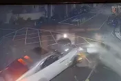 影/撞擊影像曝！2千萬「勞斯萊斯」路口撞毀休旅車　 維修費超驚人