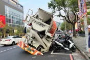 快訊/新店家樂福旁現天坑！水泥車險遭吞噬…傾斜影像曝光