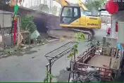 快訊/坍塌影像曝光！士林工地坍塌砸死推土機駕駛　怪手駕駛也險沒命