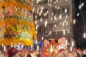 影/豐原慈濟宮媽遶境！拉炮和高壓電擦出「愛的火花」　瞬變白晝