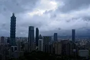 影/狂風大雨猶末日！天空呈「黑白世界」　桃機8航班轉降高雄、2航班轉降大陸機場