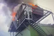 影/新竹今雷雨交加！寶山鴿舍遭「雷劈」起火　30多隻賽鴿成「烤小鳥」