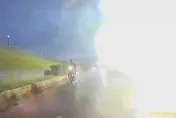 影/生死一瞬間！蘆洲男雨中騎車　路旁電桿電桶突「大爆炸」