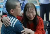 男子3歲走丟「與父母失散25年」終重逢　監獄拍下第1張全家福