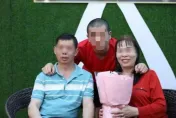 愛兒3歲走丟！父母不放棄「苦尋25年」終重逢　在監獄拍下第1張全家福