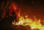 影/逾10萬人上街！以色列爆開戰最大示威「嗆總理下台」他卻去開疝氣手術