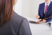 瞎！AI代寫履歷「範本忘改公司名」被抓包　韓前500大企業「41%擬廢自傳」