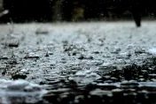 快訊/「7縣市」大雨特報！ 慎防雷擊、強陣風　雨彈恐一路炸到清晨