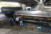 影/拓海變填海！彰化油罐車甩尾翻覆　1.8萬公升柴油狂噴「馬路變藍海」
