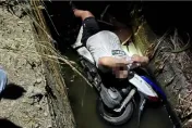 看到鬼！高雄男暗夜騎車突扯嗓大叫　下秒失控摔進水溝裡
