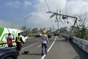 怎麼撞的？轎車失控電線杆折成神奇L型　要斷不斷畫面曝光