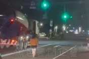 感情出問題？短褲妹馬路中央鬧脾氣遭水泥車擦身　警：違規可罰款500元