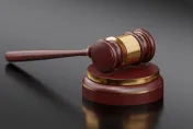 養兒15年愈長愈不像！驗DNA竟是「男同事」的種　綠帽男怒告求償判決曝