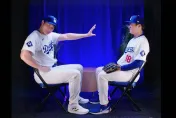 影/對視看誰先笑！大谷不敵山本由伸　官網：找到二刀流弱點了