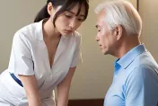看到事業線中風都好了？8旬翁趁女照護員彎腰　竟伸鹹豬手襲胸事後扯「我不舉」