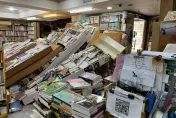 7.2強震撼全台/骨牌效應！水準書局「書架全倒」　老闆娘開門嚇傻：幾乎全毀損