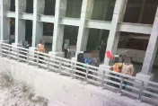 7.2強震撼全台/太魯閣晶英酒店「受困員工獲救了」！眾人揮舞紅旗報平安