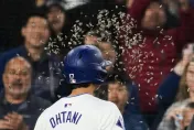 影/大谷翔平敲加盟道奇首轟！　拿三樣東西給女球迷換回來