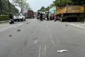 影/車禍瞬間曝！汐止機車撞行人噴飛　1人重傷昏迷1人骨折