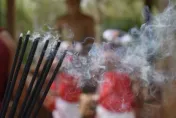 掃墓突然暈倒...妹子喊「很多人在叫」　神明給4聖筊：原來是阿公