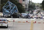 太驚悚！起重機自43樓高掉落　2輛汽車無辜遭重砸1死3傷