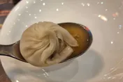 火鍋自助吧驚見「生小籠包」　饕客實測給正評：像噴汁水餃