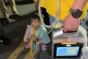 影/揪心！6歲女童「戴呼吸器」等大甲媽　轎班「撐高鑾轎」讓她鑽轎底