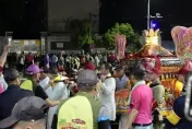 大甲媽遶境進香/白沙屯媽加持後「彰化車禍姊姊會笑了」！大甲媽也停醫院　白袍醫師扛轎進大門