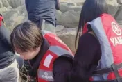小情侶看海景竟躺礁石睡著　醒來驚見「四周全淹沒」下場曝光