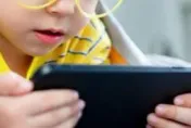 5歲孩通宵玩手機...家長崩潰問「怎辦」　網嗆爆：父母這樣當？