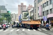 快訊/新北板橋單車遭砂石車輾過　騎士無生命徵象命危送醫