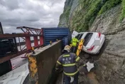快訊/台2線嚴重車禍！大貨車翻覆撞擊2車　賓士被撞到夾山壁釀3傷