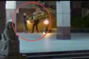 快訊/驚險影片曝！通緝男車站門口抽菸遭勸導　拒盤查突拿美工刀砍警