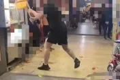 影/寧夏夜市全武行！懷疑隔壁店家檢舉　燒烤攤狂砸冰店櫃檯出氣