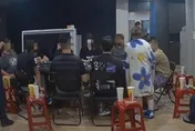 台南茶飲店樓上藏賭場！警拂曉攻堅…13賭客全嚇傻